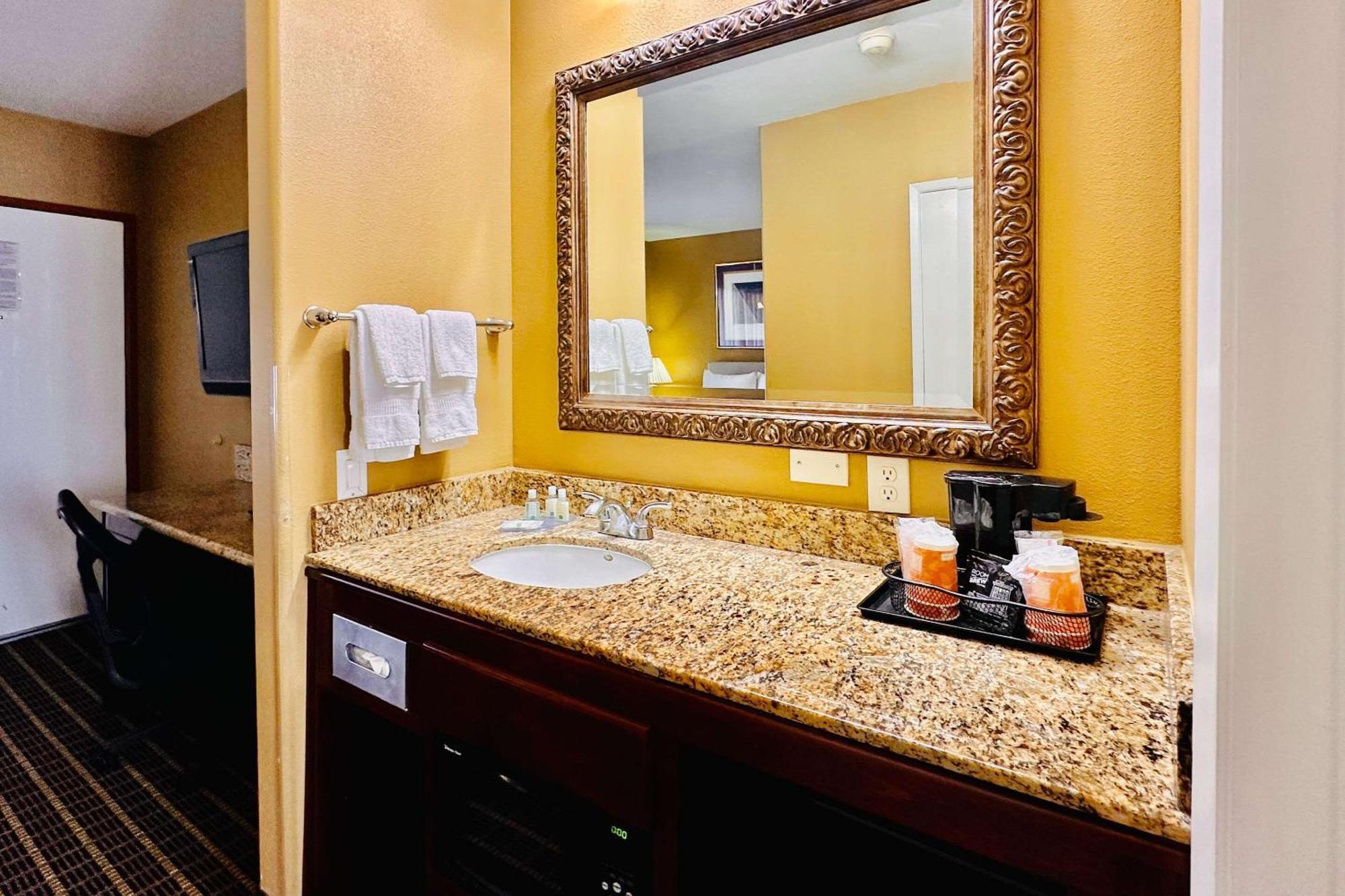 Quality Inn & Suites Westminster Seal Beach Экстерьер фото