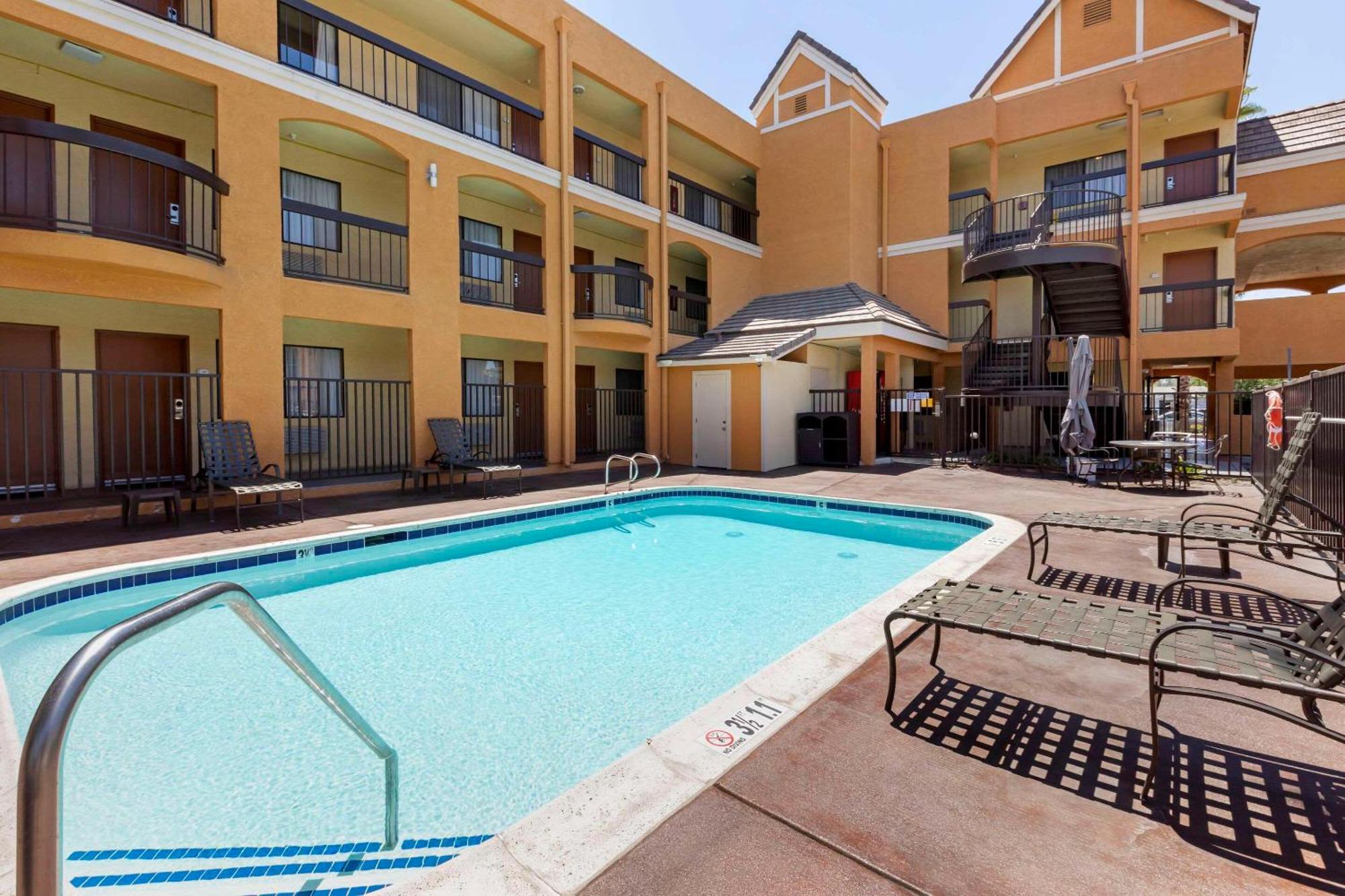 Quality Inn & Suites Westminster Seal Beach Экстерьер фото