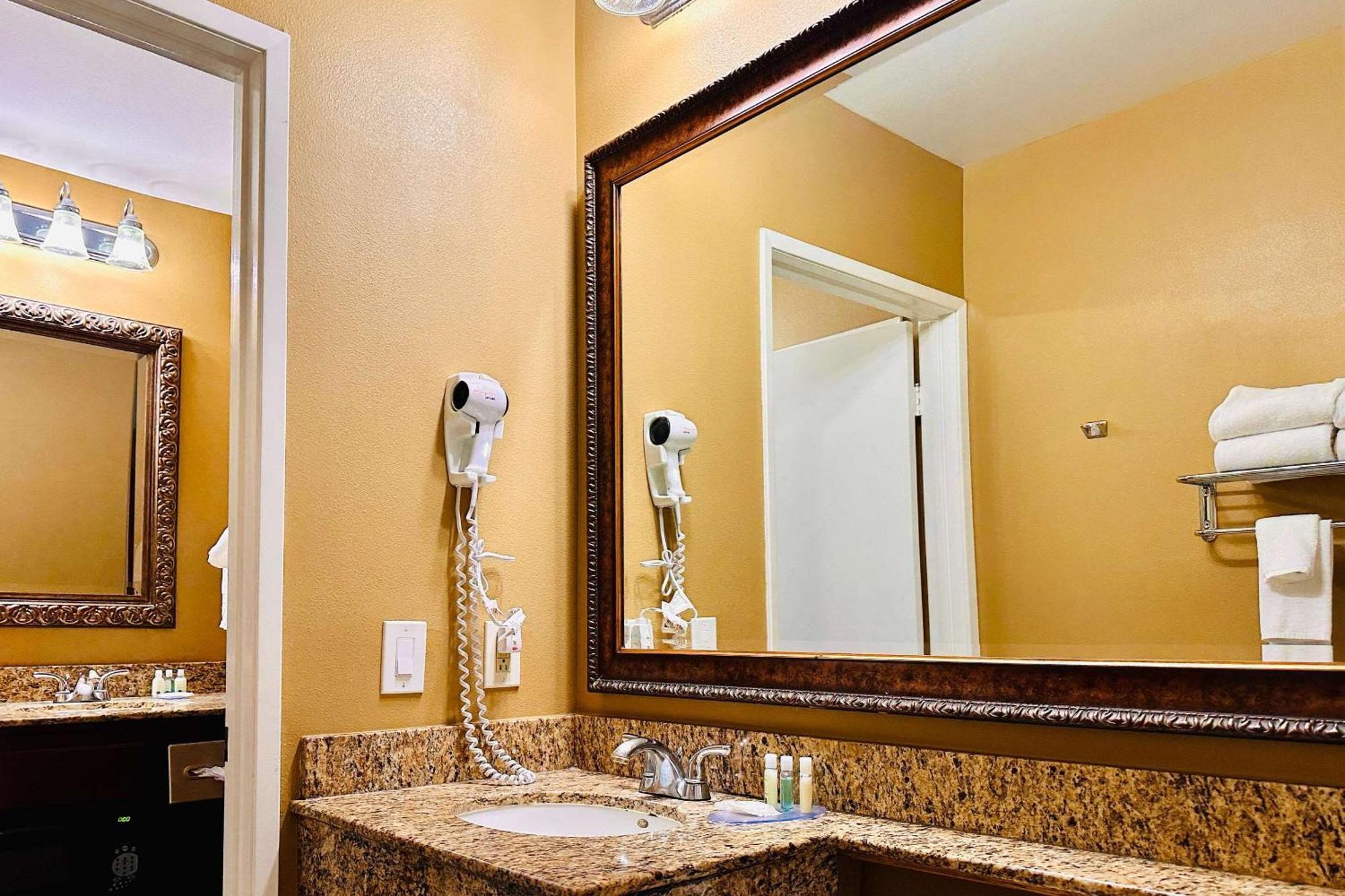 Quality Inn & Suites Westminster Seal Beach Экстерьер фото
