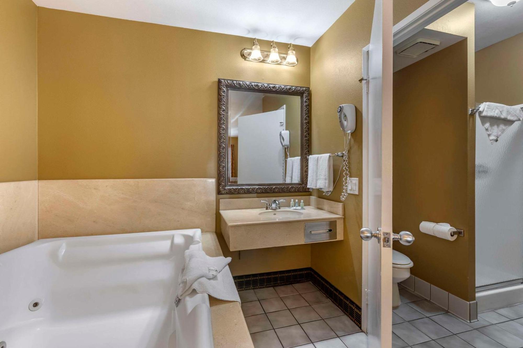 Quality Inn & Suites Westminster Seal Beach Экстерьер фото