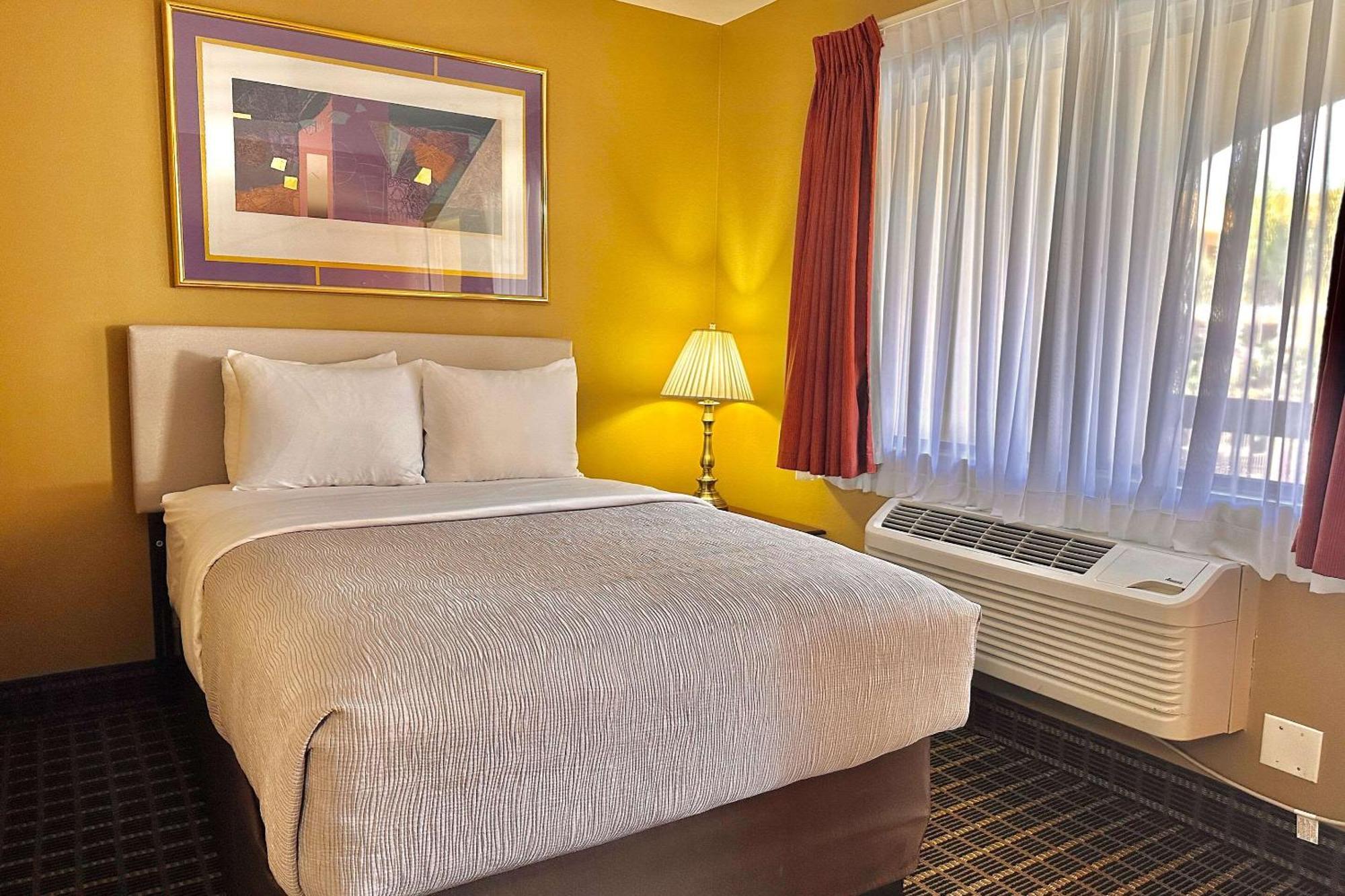 Quality Inn & Suites Westminster Seal Beach Экстерьер фото