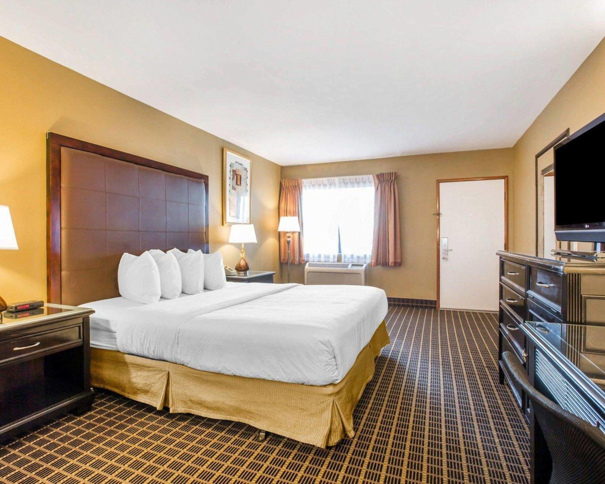 Quality Inn & Suites Westminster Seal Beach Экстерьер фото