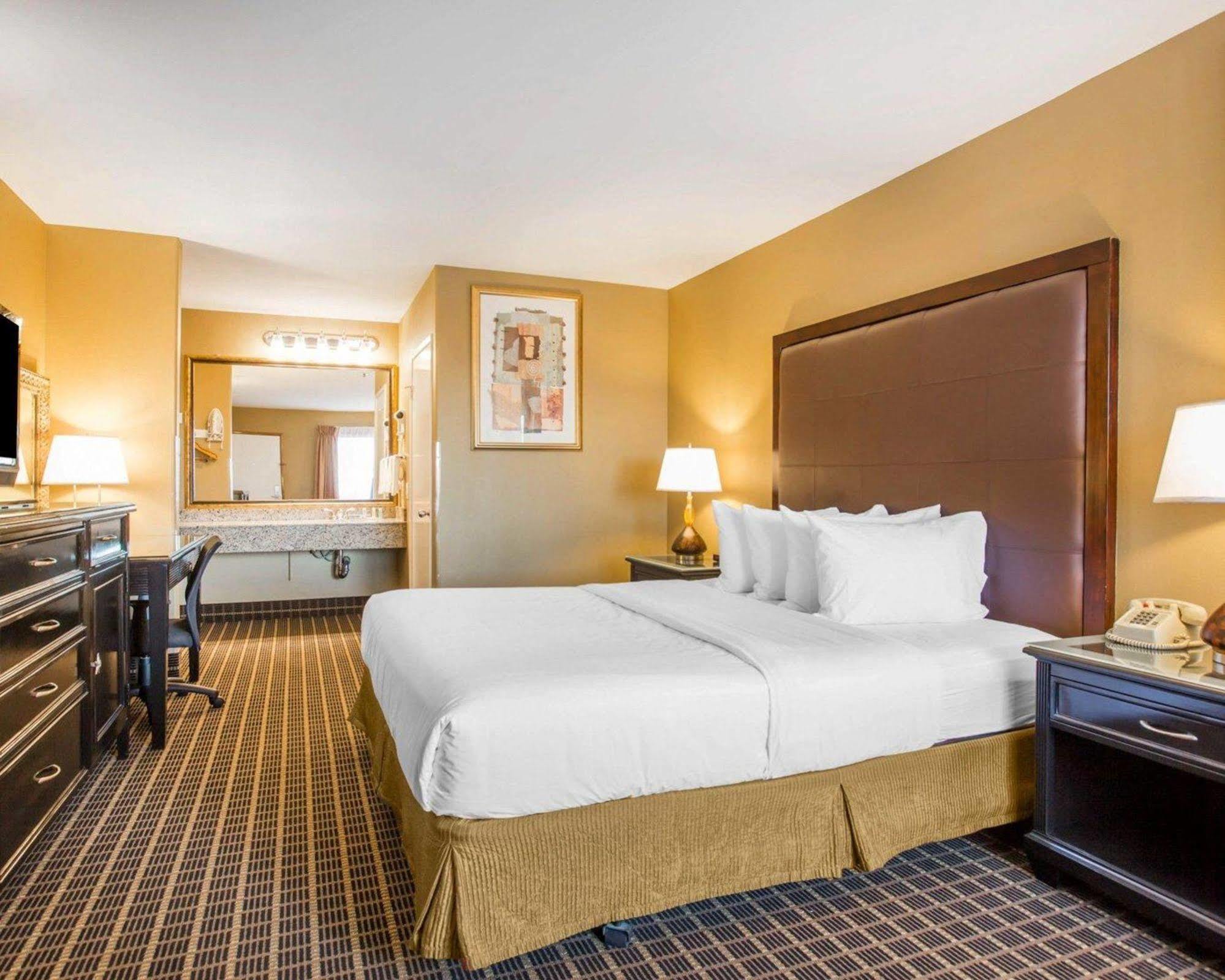 Quality Inn & Suites Westminster Seal Beach Экстерьер фото
