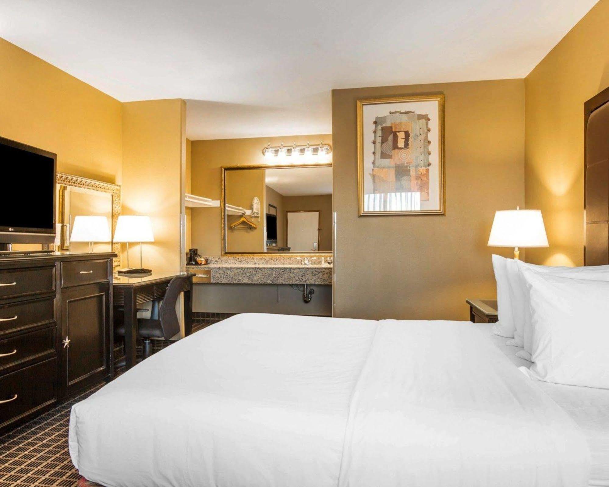 Quality Inn & Suites Westminster Seal Beach Экстерьер фото
